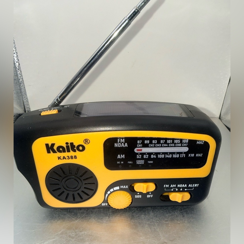 Emergency Weather Radio With Flash Light Plus Solar Powered or Battery